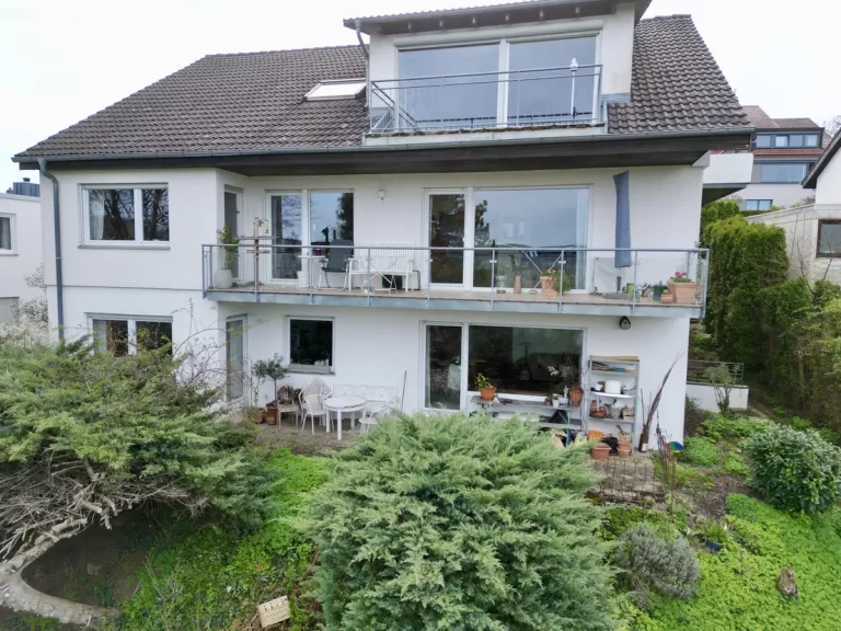 tolle Wohnung mit Aussicht und großzügigem Garten